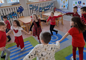 Dzieci w czasie zabawy tanecznej w kole
