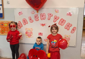 Przedszkolaki na tle dekoracji walentynkowej
