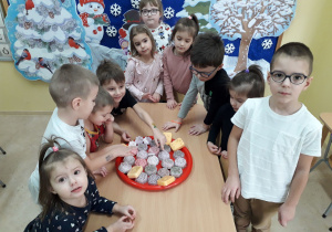 Dzieci prezentują wykonane mydełka.
