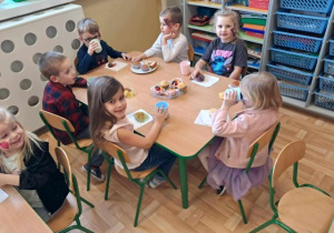 Dzieci podczas słodkiego poczęstunku.
