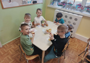 Dzieci podczas słodkiego poczęstunku.