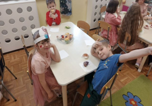 Dzieci podczas słodkiego poczęstunku.