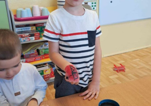Chłopiec prezentuje namalowany na ręku tatuaż.