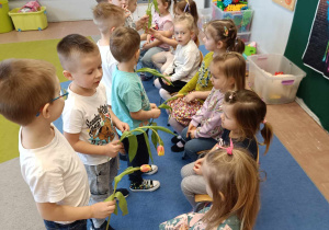 Chłopcy dają dziewczynkom kwiaty