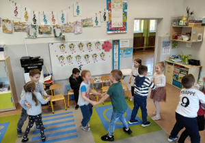 Dziewczynki tańczą z chłopcami