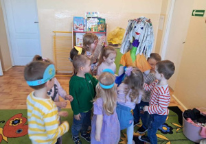 Dzieci ozdabiają marzannę.