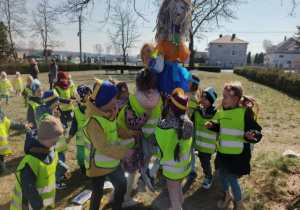 Dzieci na polanie podczas zabaw ruchowych z marzanną.