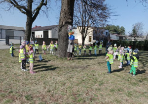 Dzieci ustawione w kole podczas śpiewania piosenki.