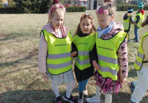 Dzieci na polanie podczas zabaw ruchowych.