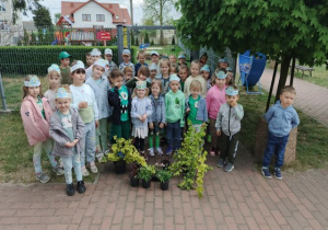 Przedszkolaki prezentują sadzonki roślin podarowane przez Urząd Gminy w Wartkowicach.