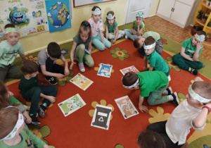 Przedszkolaki dopasowują obrazki odpadów do odpowiednich pojemików.