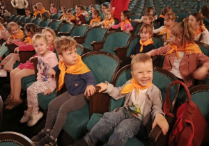 Przedszklaki w teatrze czekają na przedstawienie.