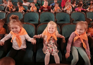Przedszklaki w teatrze czekają na przedstawienie.