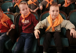 Chłopcy w teatrze czekają na przedstawienie.