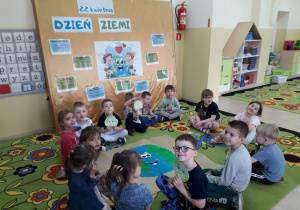 Dzieci przygotowują plakat z okazji Dnia Ziemi.