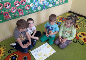 Grupa dzieci prezentuje mapę Królestwa Kurki Szóstki.