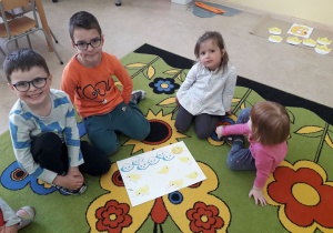Grupa dzieci prezentuje mapę Królestwa Kurki Szóstki.