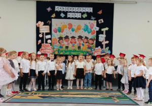 Grupa młodsza podczas śpiewania piosenki.