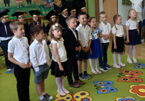 Przedszkolaki podczas występu zakończenia roku szkolnego