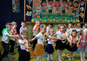 Przedszkolaki podczas występu zakończenia roku szkolnego