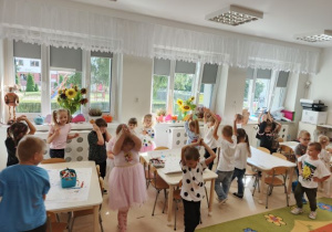 Dzieci chodzą dookoła stolików w rytm muzyki.