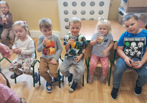 Degustacja soków- przedszkolaki próbują sok z owoców.