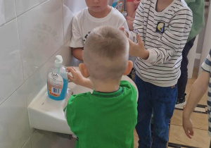 Dzieci myją w łazience ręce wg instrukcji słownej