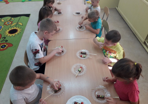 Dzieci tworzą sygnalizatory świetlne ze słodkich przekąsek.
