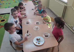 Dzieci prezentują wykonane "smaczne sygnalizatory".