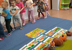 Dzieci tańczą do piosenki.