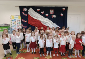 Przedszkolaki podczas śpiewania hymnu.