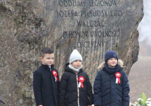 Trójka dzieci pod Obeliskiem w Starym Gostkowie