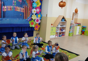 Dzieci prezentują jesienny taniec liści.