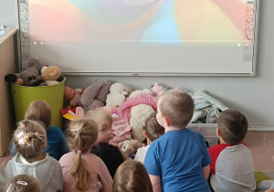 Dzieci oglądają film edukacyjny o prawach dziecka