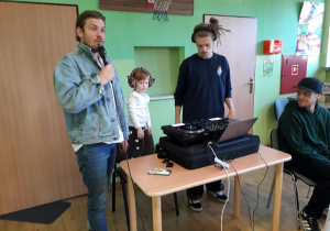 Dziewczynka z muzykami miksuje muzykę.