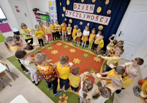 Dzieci stoją w dużym kole uczestniczą w zabawie.