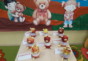 Misie wykonane z jabłek- wystawka prac plastycznych dzieci.