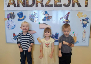 Dzieci pozują do zdjęcia i prezenutują zrobione tatuaże.
