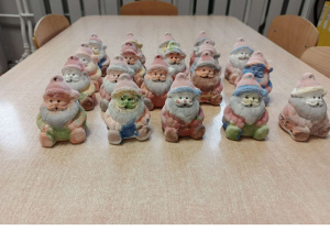 Ceramiczne Mikołaje pomalowane przez dzieci
