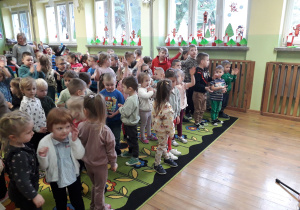 Dzieci wspólnie tańczą podczas świątecznej audycji muzycznej.