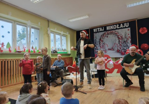 Przedszkolaki występują razem z muzykami.