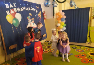Dzieci w strojach karnawałowych podczas tańca.