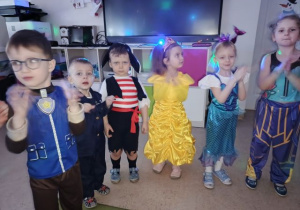 Przedszkolaki podczas zabawy przy muzyce.