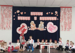 Na scenie dziewczynka i chłopiec przebrani za babcię i dziadka odgrywający scenkę teatralną.