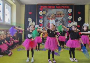 Dziewczynki tańczą z kolorowymi chustami