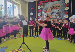 Dziewczynka gra na skrzypcach