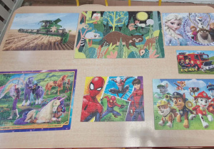 Ułożone obrazki puzzli na stole.