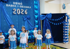 Dzieci podczas recytacji wiersza.