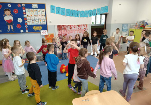 Dzieci podczas wspólnego tańca w kole
