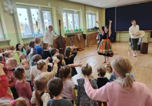 Przedszkolaki tańczą w rytm muzyki.